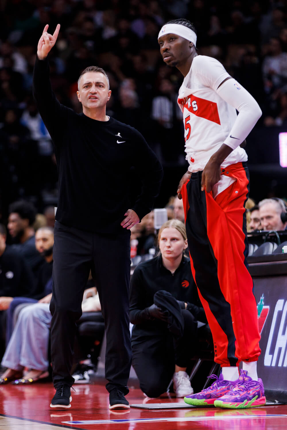 Portret Darka Rajakovica sa prekrstenim rukama